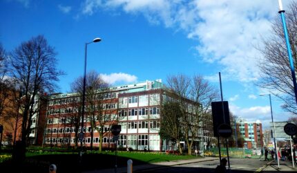 Ilustrasi kampus sedang mempersiapkan akreditasi agar memperoleh predikat unggul