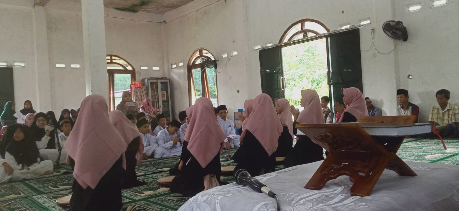 WhatsApp Image 2025 12 20 at 13.25.39 1 Pembagian Rapor di Ponpes Al-Firdaus Matas Dimeriahkan Khotmil Qur’an, Apresiasi Santri, dan Launching Mars Pesantren Suara Utama ID Mengabarkan Kebenaran | Website Resmi Suara Utama