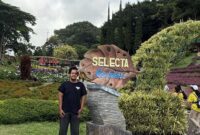 Reyhan Alarico Stewart, mahasiswa Jurusan Sosiologi Universitas Islam Negeri Sunan Ampel Surabaya (UINSA), berfoto di depan ikon Selecta Garden, Kota Batu, Jawa Timur. Kunjungan ini mencerminkan upaya memadukan rekreasi dengan refleksi sosial melalui pengamatan langsung terhadap interaksi masyarakat di ruang publik kawasan wisata.