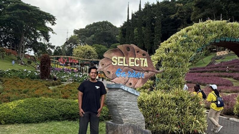 Reyhan Alarico Stewart, mahasiswa Jurusan Sosiologi Universitas Islam Negeri Sunan Ampel Surabaya (UINSA), berfoto di depan ikon Selecta Garden, Kota Batu, Jawa Timur. Kunjungan ini mencerminkan upaya memadukan rekreasi dengan refleksi sosial melalui pengamatan langsung terhadap interaksi masyarakat di ruang publik kawasan wisata.