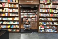 Reyhan Alarico Stewart, mahasiswa Sosiologi UINSA, membaca buku di ruang literasi Makarya sebagai wujud pemanfaatan masa liburan untuk memperkuat budaya literasi dan refleksi diri.