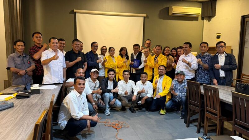 Suasana kebersamaan dosen dan mahasiswa Program Magister (S2) Ilmu Hukum Universitas MPU Tantular usai perkuliahan Mata Kuliah Politik Hukum yang digelar secara luring di Telaga Seafood, Cibubur, Selasa (6/1/2026).