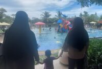 FOTO: Aisyah Putri Widodo bersama keluarga besar sedang berlibur di Wisata Edukasi Milkindo Malang Selatan, Jawa Timur (Andre Hariyanto/SUARA UTAMA)