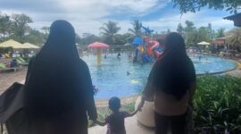 FOTO: Aisyah Putri Widodo bersama keluarga besar sedang berlibur di Wisata Edukasi Milkindo Malang Selatan, Jawa Timur (Andre Hariyanto/SUARA UTAMA)