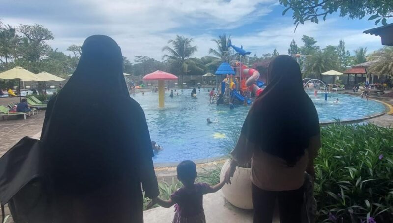 FOTO: Aisyah Putri Widodo bersama keluarga besar sedang berlibur di Wisata Edukasi Milkindo Malang Selatan, Jawa Timur (Andre Hariyanto/SUARA UTAMA)