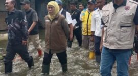 FOTO: Gubernur Jatim Tinjau Bencana Banjir di Lamongan - Gresik didampingi Bupati Lamongan bersama Staf (Suroso/SUARA UTAMA)
