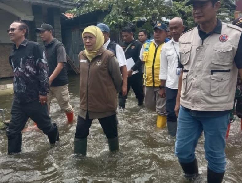 FOTO: Gubernur Jatim Tinjau Bencana Banjir di Lamongan - Gresik didampingi Bupati Lamongan bersama Staf (Suroso/SUARA UTAMA)