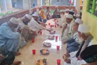 Makan bersama usai  Pengajian Isra Miraj di serambi Masjid Arrahman Batuputih usai salat Jumat berjamaah (Muhazir Syukur/SUARA UTAMA)