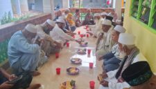 Makan bersama usai  Pengajian Isra Miraj di serambi Masjid Arrahman Batuputih usai salat Jumat berjamaah (Muhazir Syukur/SUARA UTAMA)