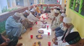 Makan bersama usai  Pengajian Isra Miraj di serambi Masjid Arrahman Batuputih usai salat Jumat berjamaah (Muhazir Syukur/SUARA UTAMA)