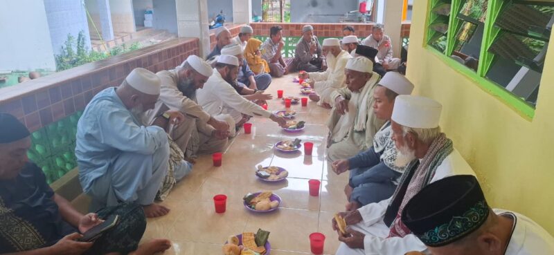 Makan bersama usai  Pengajian Isra Miraj di serambi Masjid Arrahman Batuputih usai salat Jumat berjamaah (Muhazir Syukur/SUARA UTAMA)