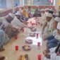 Makan bersama usai  Pengajian Isra Miraj di serambi Masjid Arrahman Batuputih usai salat Jumat berjamaah (Muhazir Syukur/SUARA UTAMA)