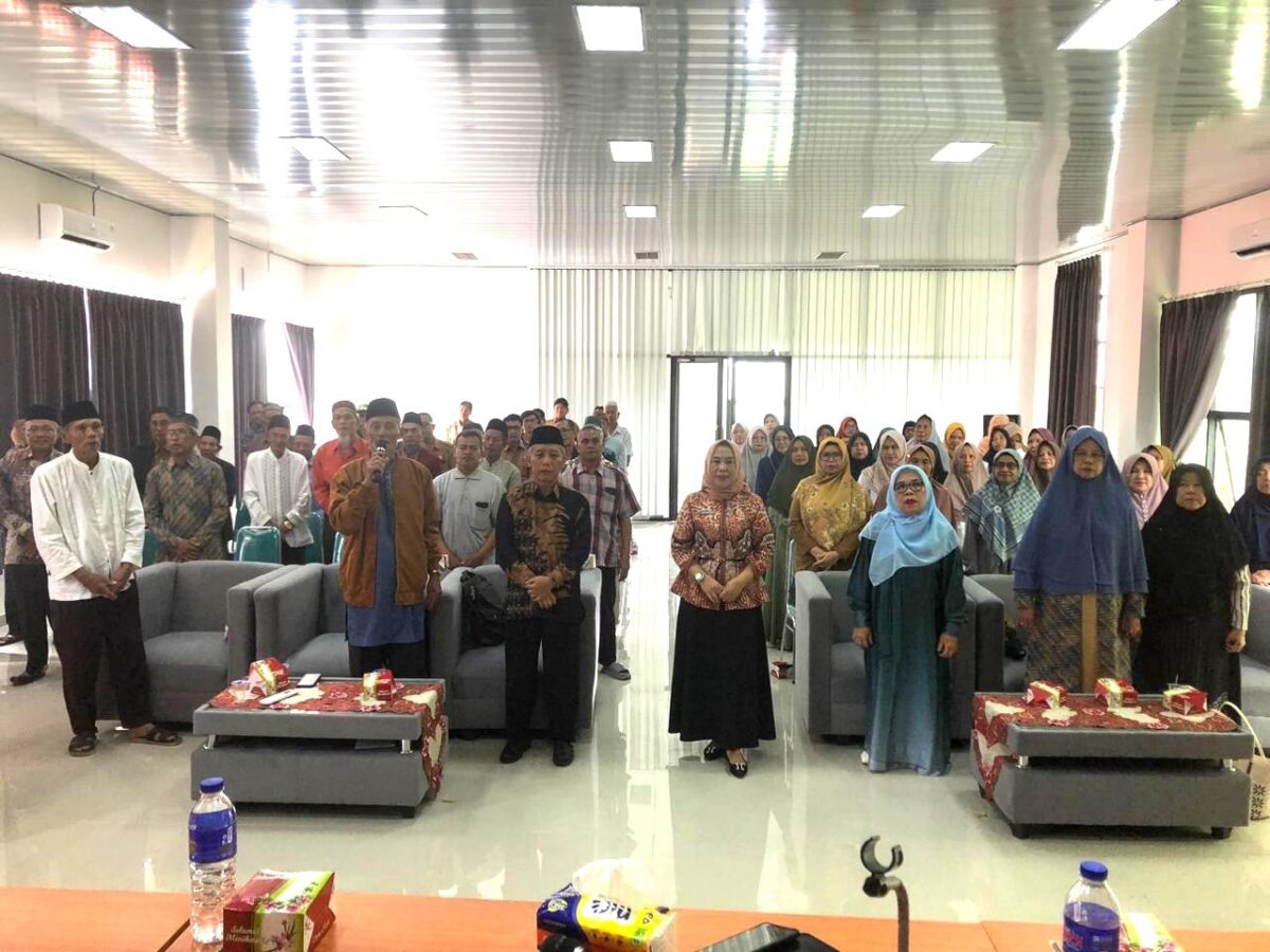 Kepala Kantor Kementerian Haji dan Umroh Lampung Selatan Bersama Calon Jemaah Haji 1447 H, Kabupaten Lampung Selatan.