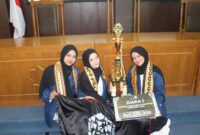 Fhoto : Ketiga Mahasiswi Unila Usai Menerima Tropi Lomba 