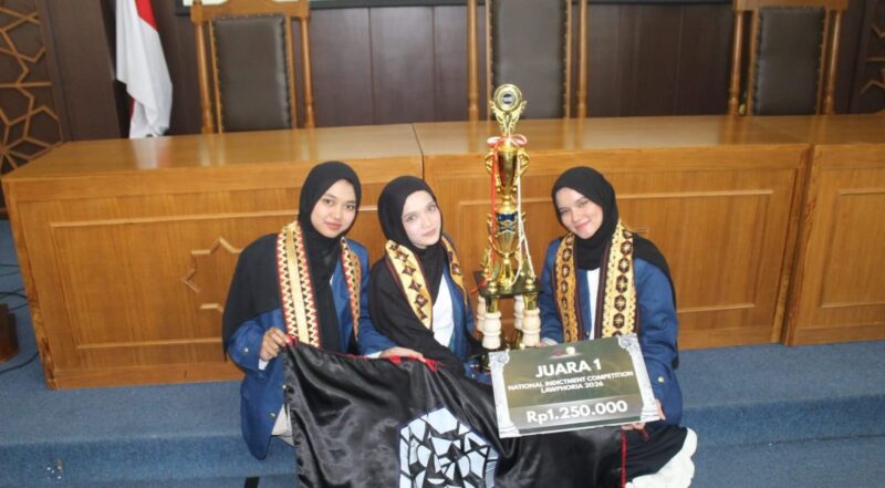 Fhoto : Ketiga Mahasiswi Unila Usai Menerima Tropi Lomba 