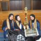 Fhoto : Ketiga Mahasiswi Unila Usai Menerima Tropi Lomba 