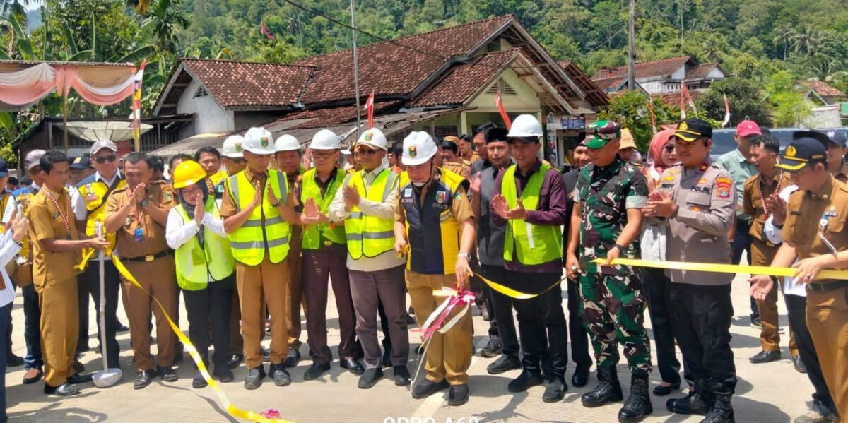 Fhoto saat pemotongan pita menandai peresmian jalan