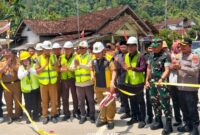 Fhoto saat pemotongan pita menandai peresmian jalan