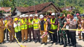 Fhoto saat pemotongan pita menandai peresmian jalan