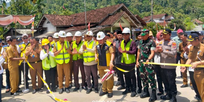 Fhoto saat pemotongan pita menandai peresmian jalan