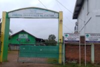 Fhoto tampak gerbang depan pintu masuk ponpes Al Fatah