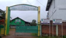 Fhoto tampak gerbang depan pintu masuk ponpes Al Fatah