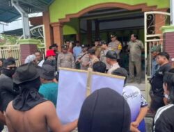 demo Demo Warga Blawirejo Kedungpring Lamongan di Depan Kantor Kepala Desa Tuntut Transparansi Dana Desa dan RABDes Suara Utama ID Mengabarkan Kebenaran | Website Resmi Suara Utama