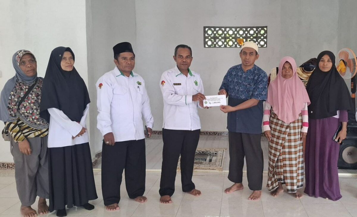 Penyerahan bantuan dari ASN Pendis dan Bimas Islam Kemenag TTS kepada keluarga jamaah Musholla Attahiriyah Boentuka yang terdampak banjir (Muhazir Syukur/SUARA UTAMA)