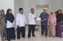 Penyerahan bantuan dari ASN Pendis dan Bimas Islam Kemenag TTS kepada keluarga jamaah Musholla Attahiriyah Boentuka yang terdampak banjir (Muhazir Syukur/SUARA UTAMA)