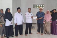 Penyerahan bantuan dari ASN Pendis dan Bimas Islam Kemenag TTS kepada keluarga jamaah Musholla Attahiriyah Boentuka yang terdampak banjir (Muhazir Syukur/SUARA UTAMA)
