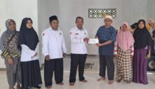Penyerahan bantuan dari ASN Pendis dan Bimas Islam Kemenag TTS kepada keluarga jamaah Musholla Attahiriyah Boentuka yang terdampak banjir (Muhazir Syukur/SUARA UTAMA)