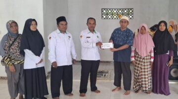 Penyerahan bantuan dari ASN Pendis dan Bimas Islam Kemenag TTS kepada keluarga jamaah Musholla Attahiriyah Boentuka yang terdampak banjir (Muhazir Syukur/SUARA UTAMA)