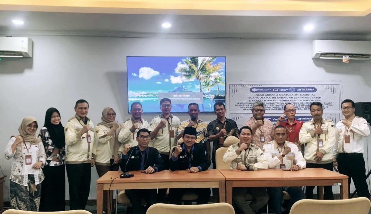 FOTO: Keluarga Besar Redaksi Suara Utama dan Lembaga AR Learning Center di Asrama Haji Jakarta (Andre Hariyanto/SUARA UTAMA)