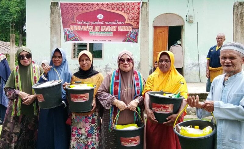 Foto bersama saat Safari Pra Ramadhan di Masjid Al Qodar Oebesadi TTS, NTT (Muhazir Syukur/SUARA UTAMA)