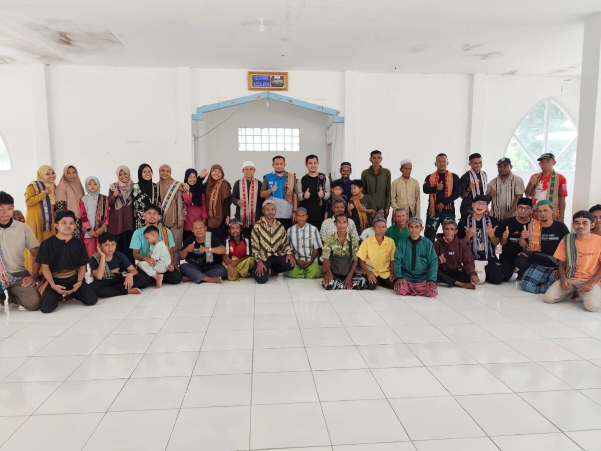 Keterangan : Foto bersama Tim Jelajah Pedalaman Timor Yayasan Samudra Zam zam beserta para mitra dan Donatur di Masjid Al Munawwaroh Tuniun (Muhazir Syukur/SUARA UTAMA)