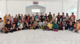 Keterangan : Foto bersama Tim Jelajah Pedalaman Timor Yayasan Samudra Zam zam beserta para mitra dan Donatur di Masjid Al Munawwaroh Tuniun (Muhazir Syukur/SUARA UTAMA)