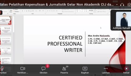 Suasana pelatihan 'Professional Writer' yang digelar secara daring oleh AR Learning Center melalui aplikasi Zoom, Minggu (15/02/2026).
