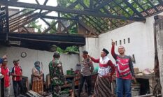 Dua Dapur Serta Isinya Ludes di Lalap si Jago Merah, Forpimcam Tiris Serahkan Bantuan 