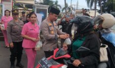 Polres Bitung Tebar Kehangatan Ramadhan, Ratusan Takjil Dibagikan kepada Pengendara