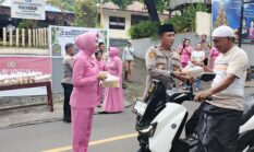 Polsek Ranowulu dan Bhayangkari Bagikan 100 Paket Takjil, Wujud Kepedulian di Bulan Ramadhan