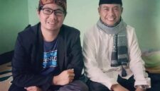 FOTO: Mas Andre Hariyanto bersama Ustadz Endang AR, Pengasuh Pondok Pesantren, yang memberikan nama hijrah Rahmat Rahman (Andre Hariyanto/SUARA UTAMA).