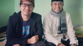 FOTO: Mas Andre Hariyanto bersama Ustadz Endang AR, Pengasuh Pondok Pesantren, yang memberikan nama hijrah Rahmat Rahman (Andre Hariyanto/SUARA UTAMA).