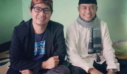 FOTO: Mas Andre Hariyanto bersama Ustadz Endang AR, Pengasuh Pondok Pesantren, yang memberikan nama hijrah Rahmat Rahman (Andre Hariyanto/SUARA UTAMA).