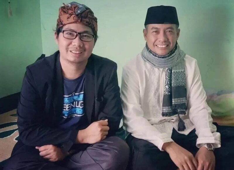 FOTO: Mas Andre Hariyanto bersama Ustadz Endang AR, Pengasuh Pondok Pesantren, yang memberikan nama hijrah Rahmat Rahman (Andre Hariyanto/SUARA UTAMA).