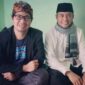 FOTO: Mas Andre Hariyanto bersama Ustadz Endang AR, Pengasuh Pondok Pesantren, yang memberikan nama hijrah Rahmat Rahman (Andre Hariyanto/SUARA UTAMA).