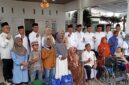 Suasana saat bersama anak-anak yatim piatu dan para lansia saat acara buka bersama.