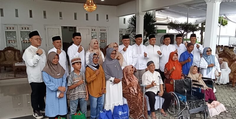 Suasana saat bersama anak-anak yatim piatu dan para lansia saat acara buka bersama.