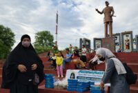 Anggota Komunitas Mulia Saat Sedang Persiapan Membagikan Takjil MR Box Kepada Masyarakat 