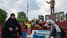 Anggota Komunitas Mulia Saat Sedang Persiapan Membagikan Takjil MR Box Kepada Masyarakat