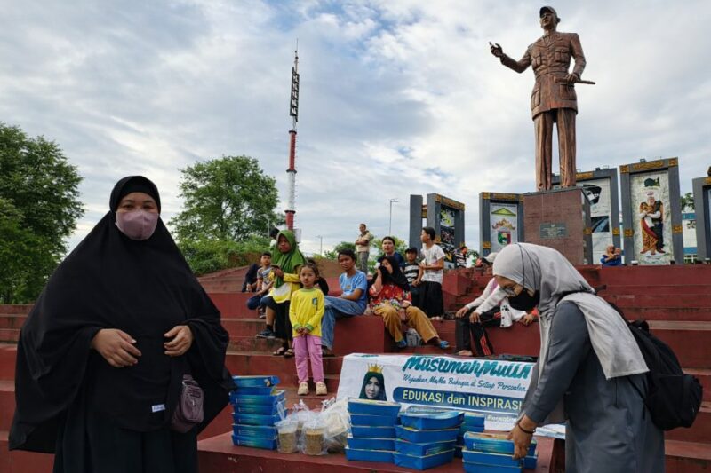 Anggota Komunitas Mulia Saat Sedang Persiapan Membagikan Takjil MR Box Kepada Masyarakat 